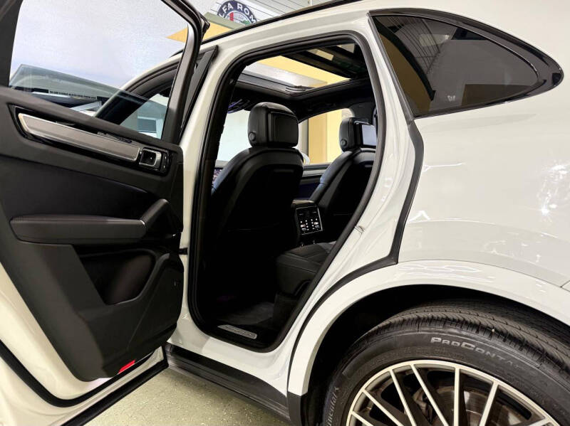 2022 Porsche Cayenne Platinum Edition