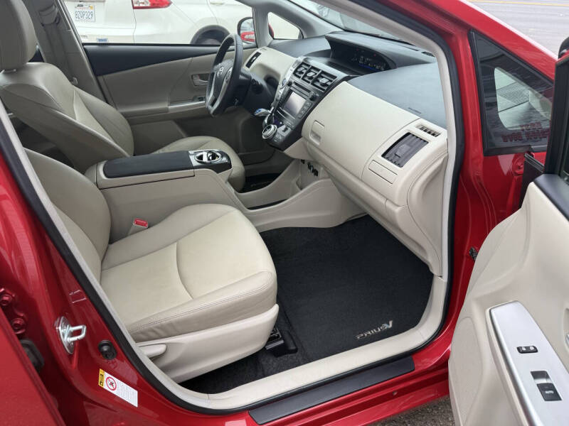 2013 Toyota Prius v Five