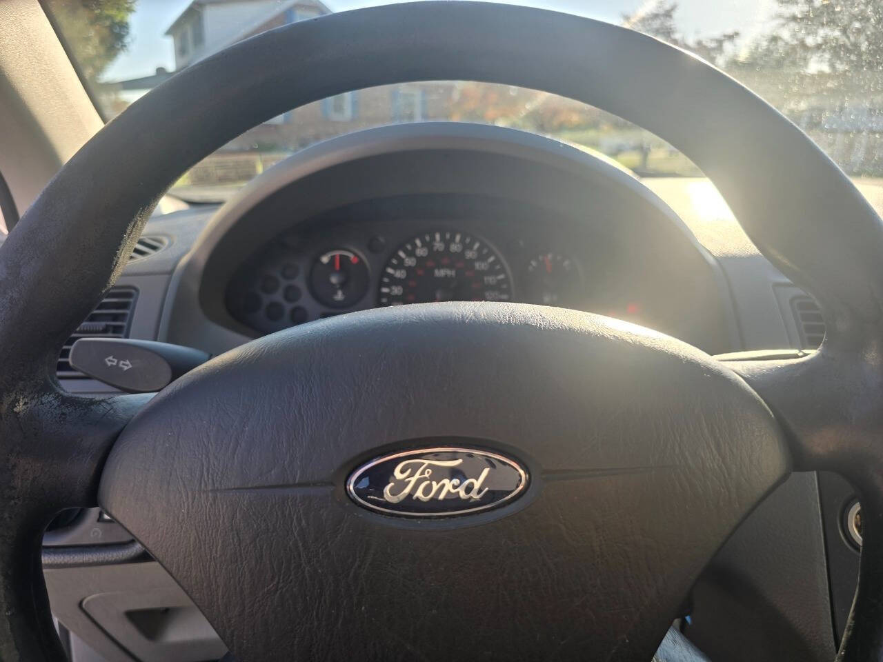 2005 Ford Focus for sale at QUEENSGATE AUTO SALES in York, PA