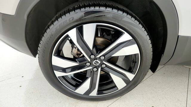 2025 Volvo XC40 B5 Plus Bright Theme