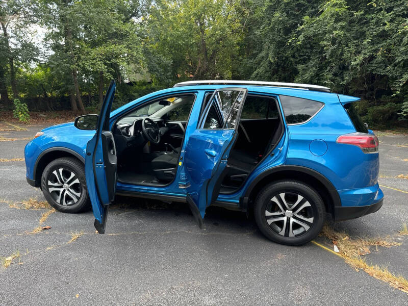 2017 Toyota RAV4 LE photo 17