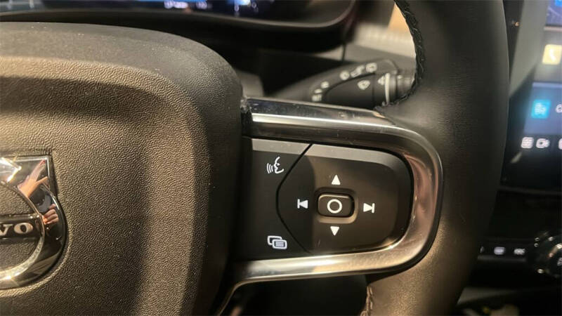 2025 Volvo XC40 B5 Core Bright Theme