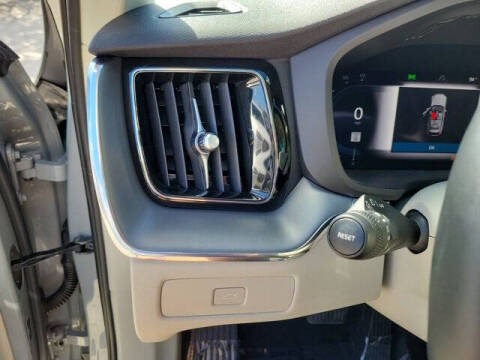 2024 Volvo XC60 B5 Core Dark Theme