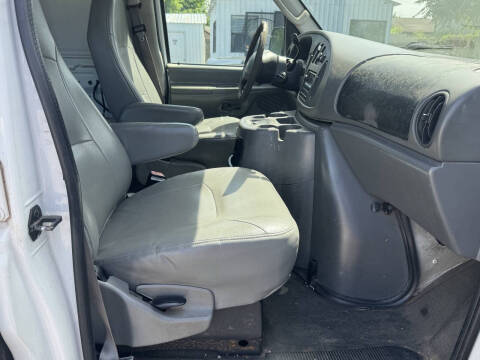 2003 Ford E-Series E-150 Base