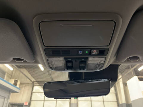 2022 Honda Pilot Touring w/Rear Captain's Chairs