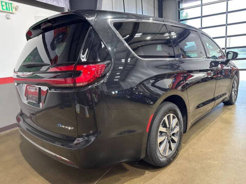 2024 Chrysler Pacifica Plug-In Hybrid Select