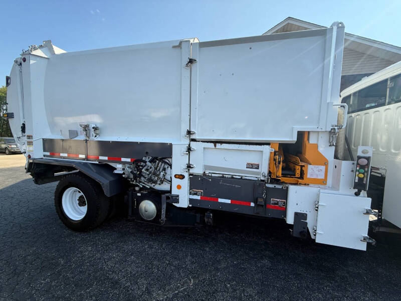 2014 Freightliner 108 SD