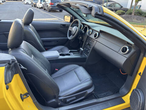 2005 Ford Mustang V6 Deluxe