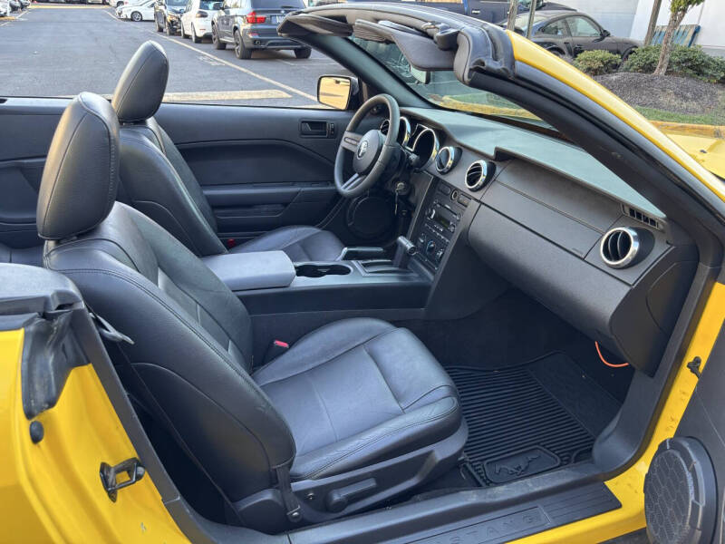 2005 Ford Mustang V6 Deluxe