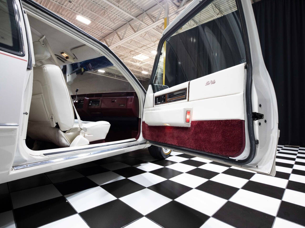1990 Cadillac DeVille 34