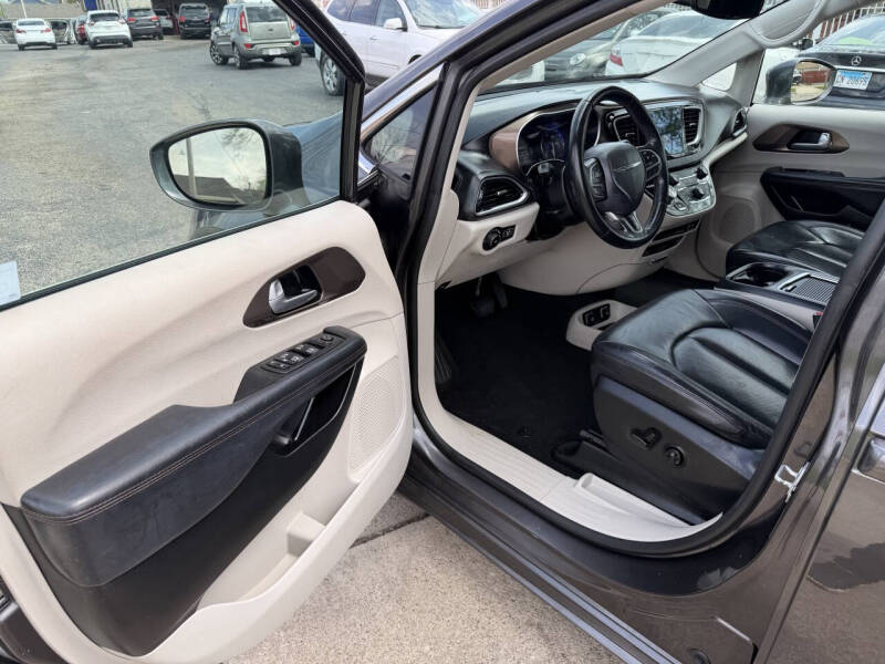 2017 Chrysler Pacifica Touring-L Plus