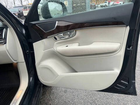 2016 Volvo XC90 T6 Momentum