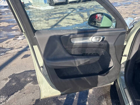 2025 Volvo XC40 B5 Plus Bright Theme