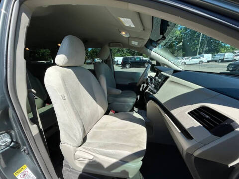 2011 Toyota Sienna Base 7-Passenger