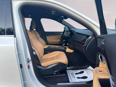 2017 Volvo XC90 T6 Momentum