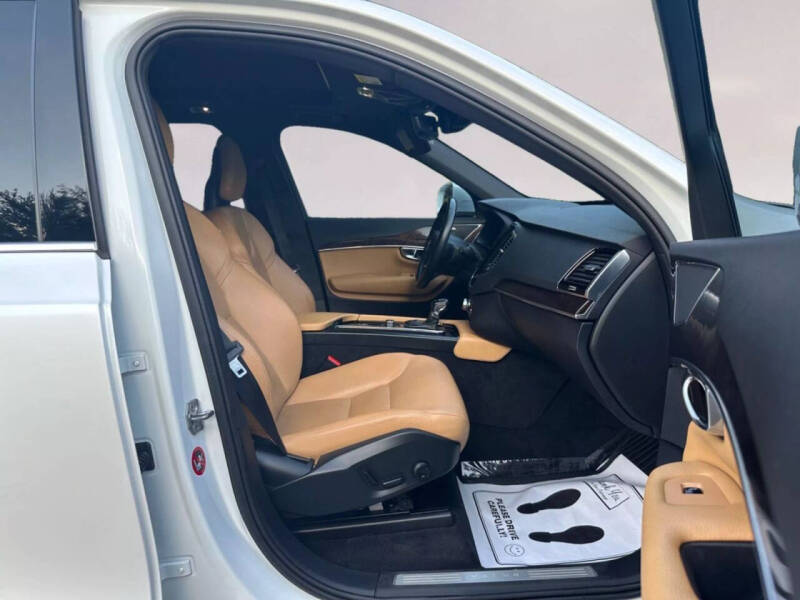 2017 Volvo XC90 T6 Momentum