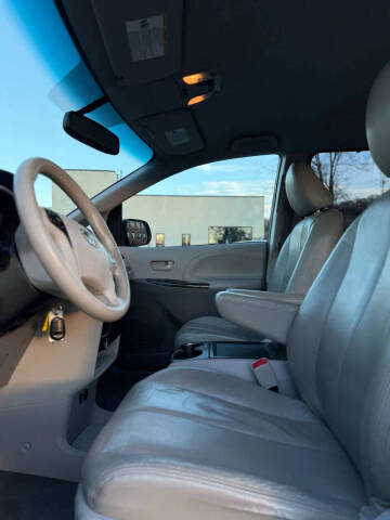 2014 Toyota Sienna LE 7-Passenger