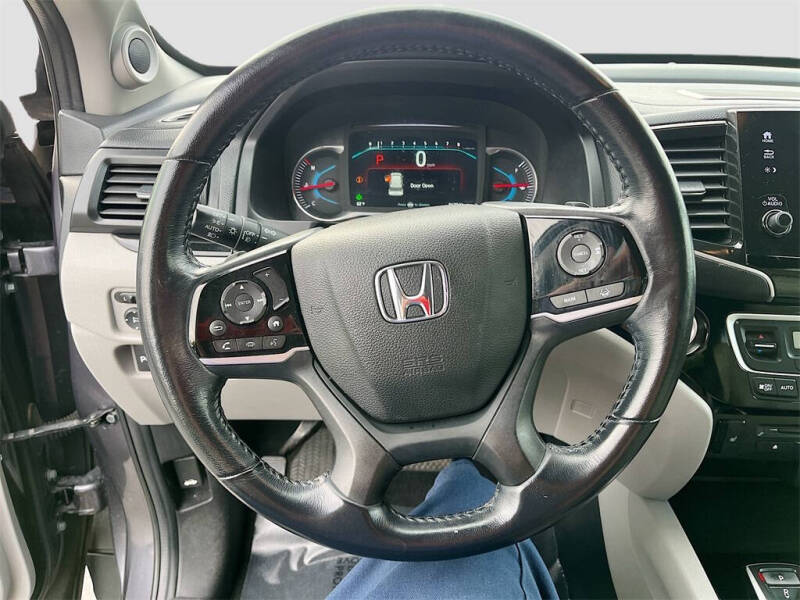 2021 Honda Pilot Touring w/Rear Captain's Chairs