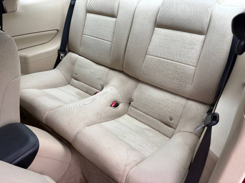 2005 Ford Mustang V6 Deluxe