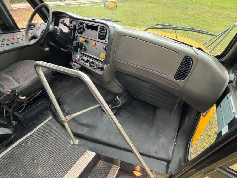 2009 Freightliner Thomas Safeliner