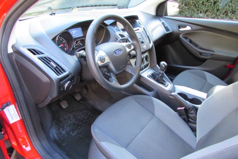 2012 Ford Focus SE photo 17