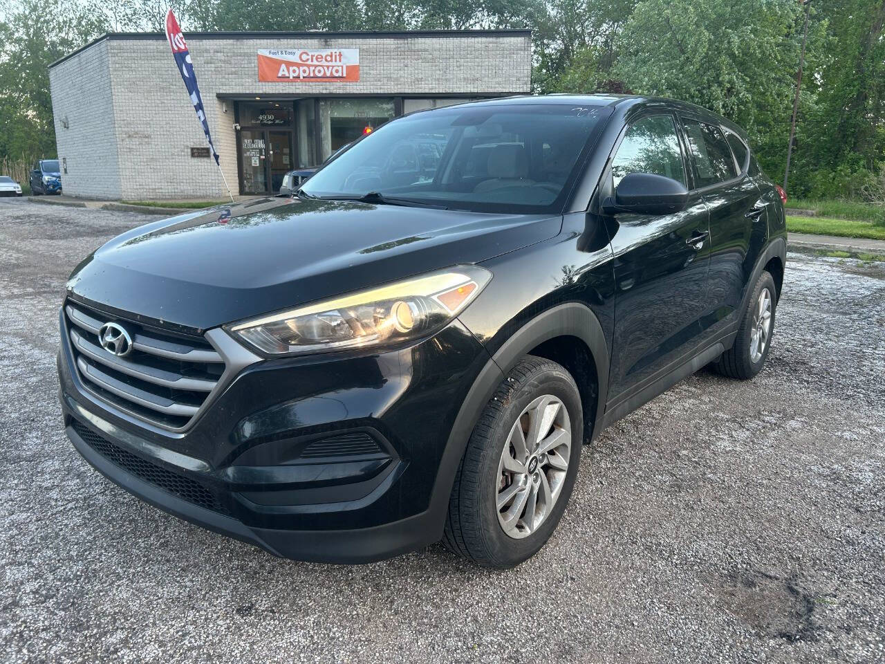 Black 2016 Hyundai TUCSON SE SE 4dr SUV 1