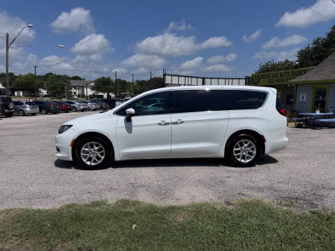 2022 Chrysler Voyager LX