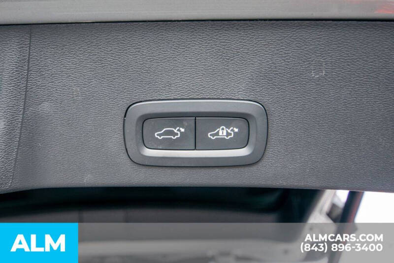 2023 Volvo XC40 B5 Plus Bright Theme