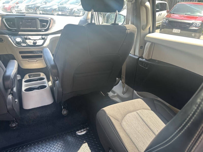 2023 Chrysler Voyager LX