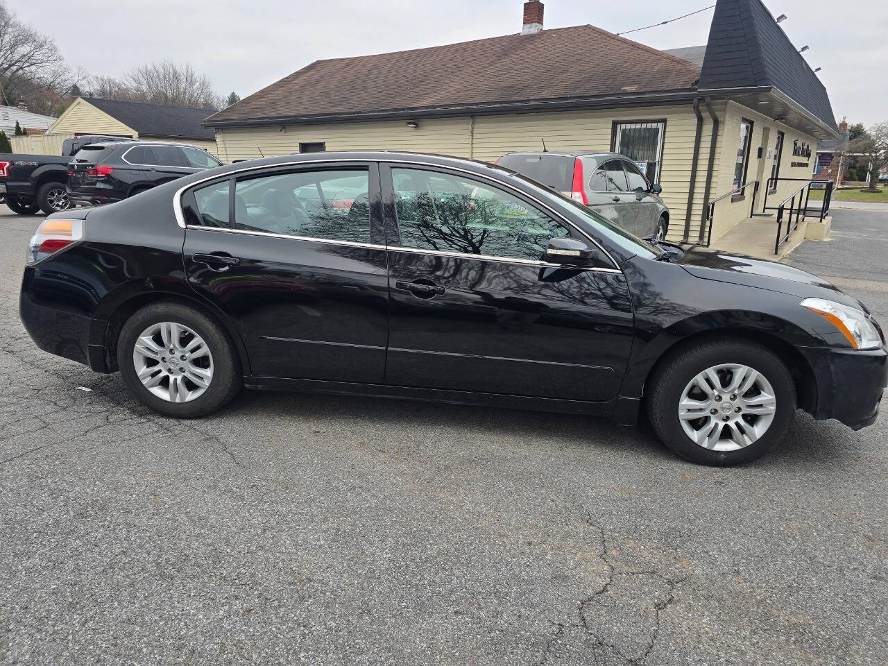 2012 Nissan Altima for sale at QUEENSGATE AUTO SALES in York, PA