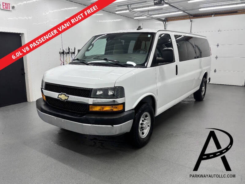 2020 Chevrolet Express Passenger LT's photo