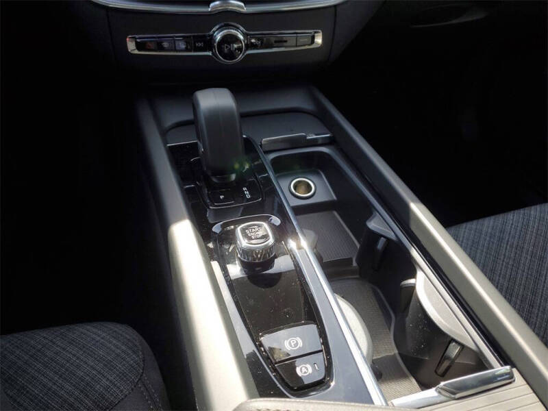 2025 Volvo XC60 B5 Core Dark Theme