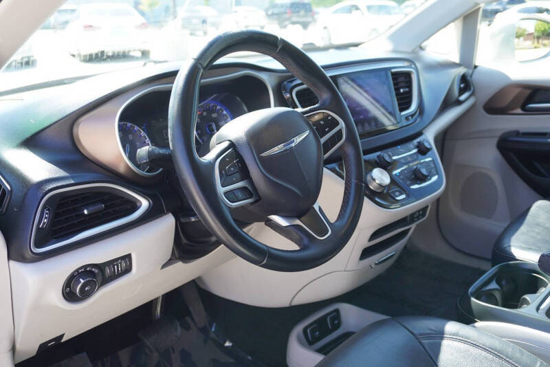 2017 Chrysler Pacifica Touring-L