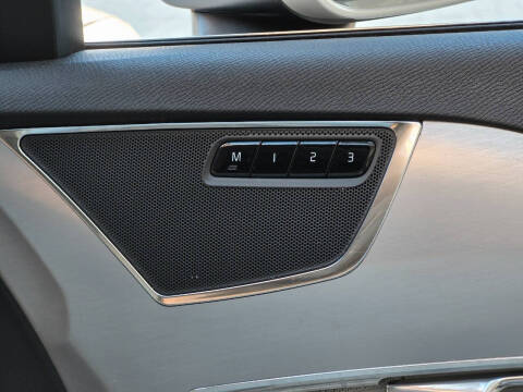 2016 Volvo XC90 T8 eAWD Momentum