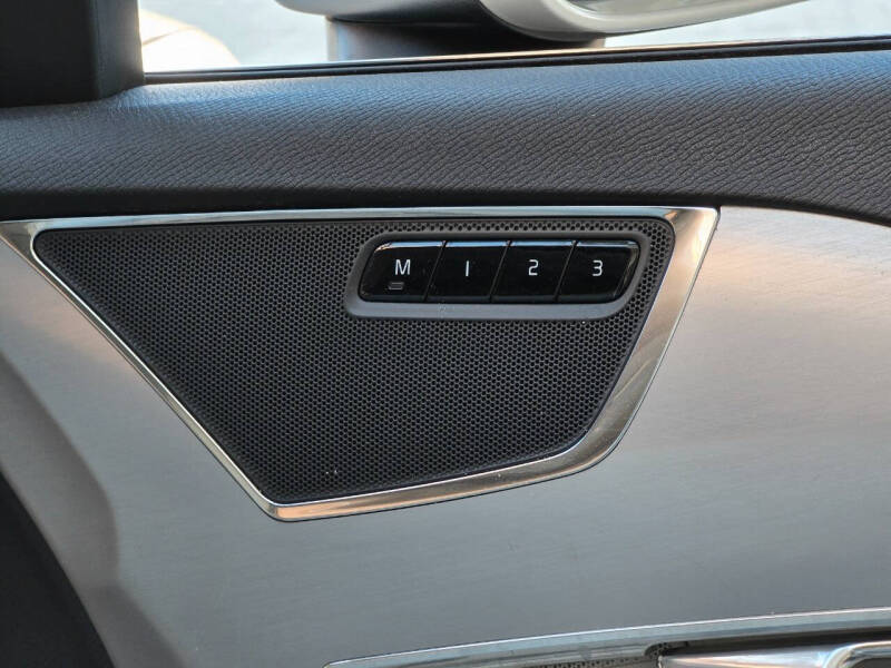 2016 Volvo XC90 T8 eAWD Momentum