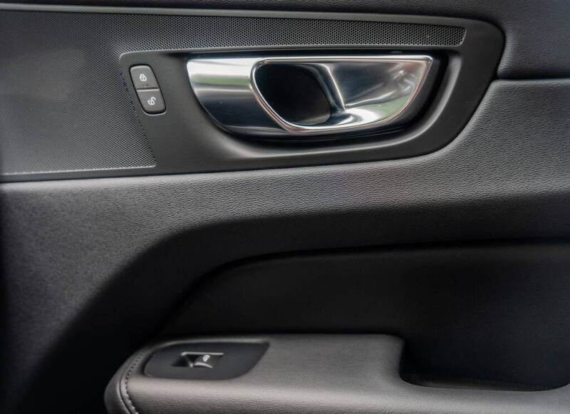2025 Volvo XC60 B5 Plus Dark Theme