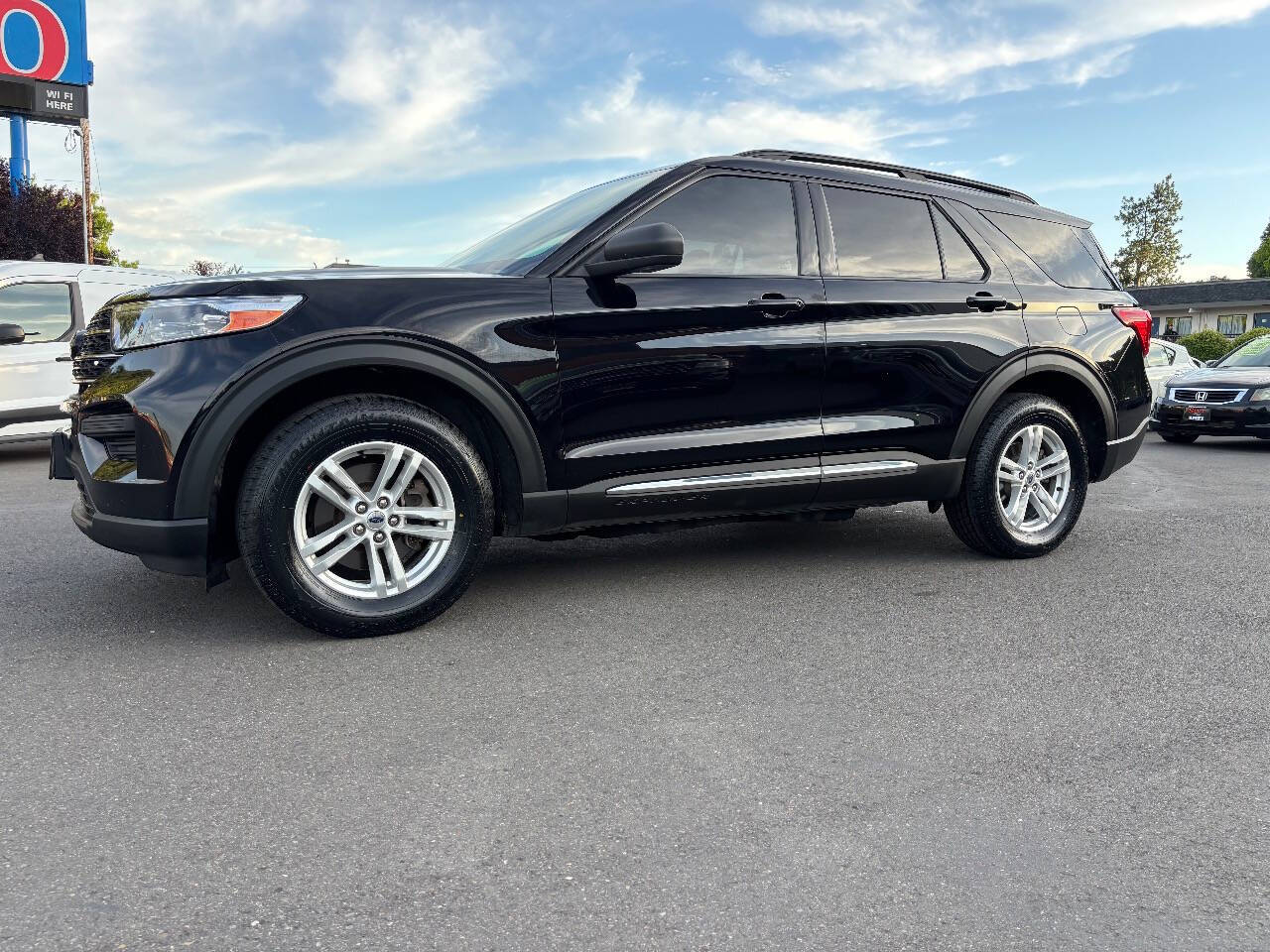 Black 2022 Ford Explorer XLT AWD XLT 4dr SUV 2