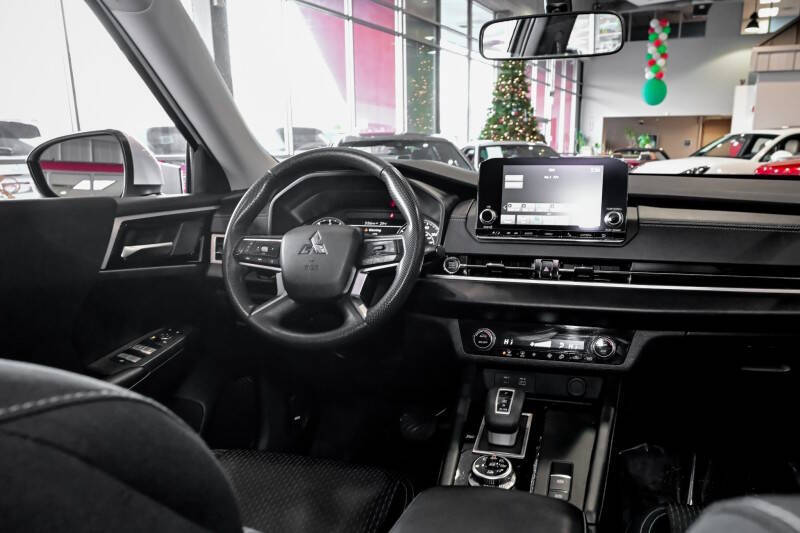 2024 Mitsubishi Outlander ES