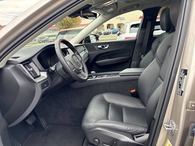 2025 Volvo XC60 B5 Core Dark Theme