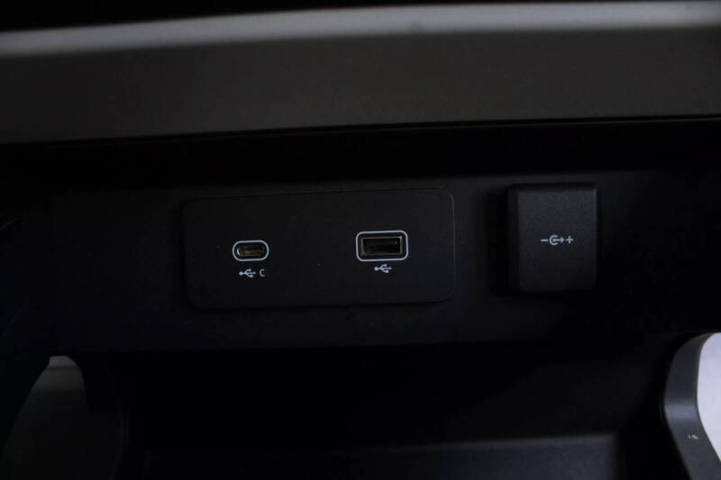 2020 Land Rover Defender 110 SE