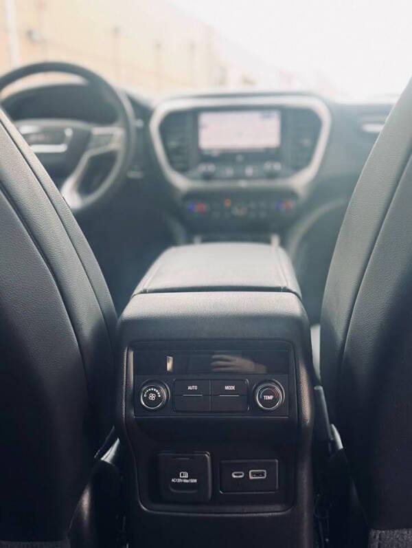 2023 GMC Acadia SLT