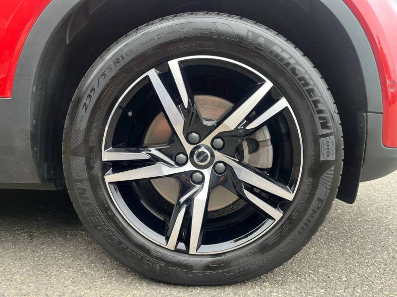 2023 Volvo XC40 B5 Plus Dark Theme