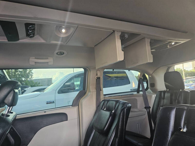 2016 Chrysler Town and Country Touring