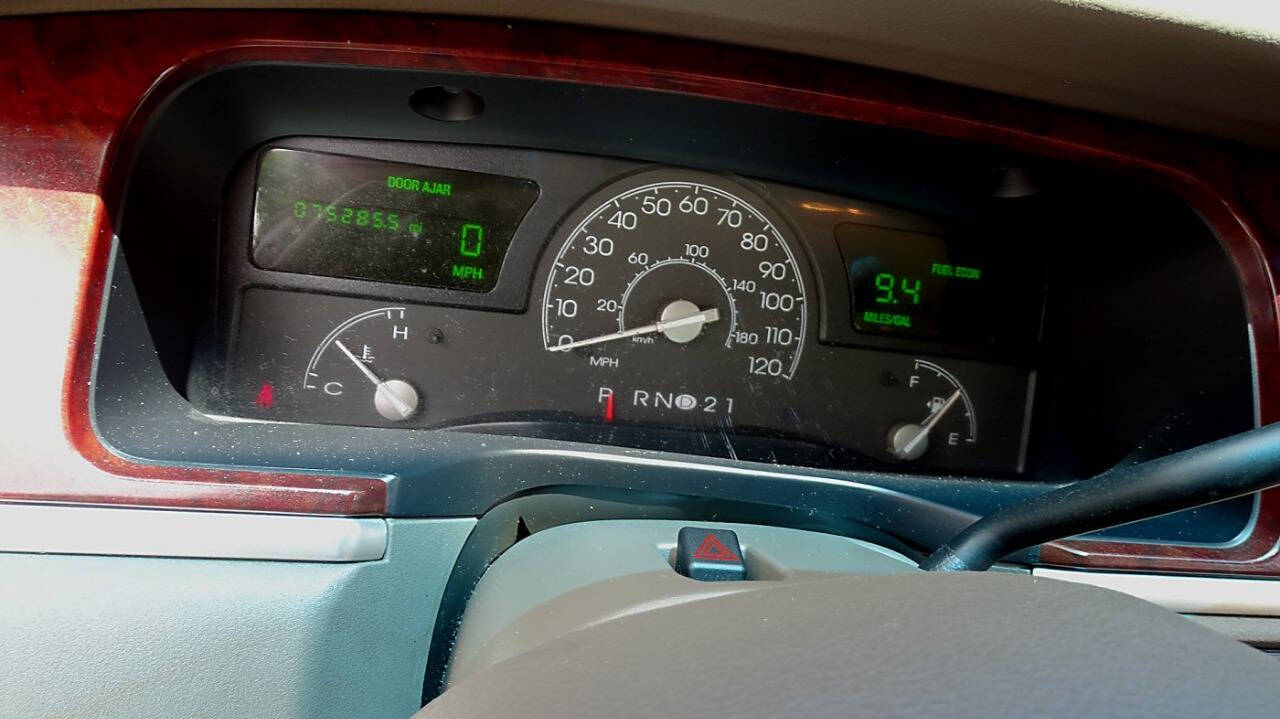 2004 Lincoln Town Car 28