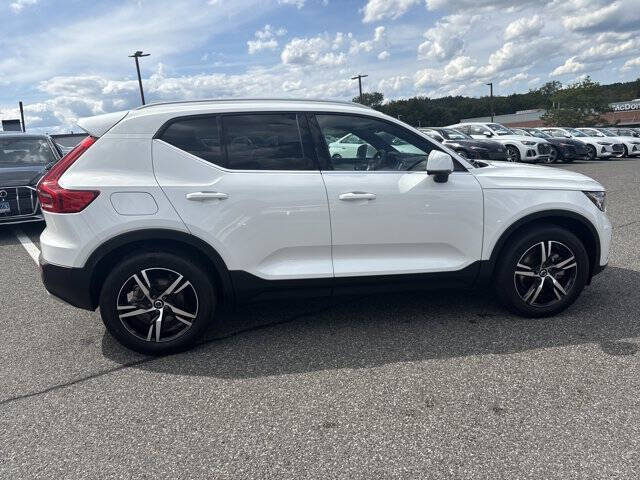 2025 Volvo XC40 B5 Core Bright Theme