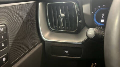 2024 Volvo XC60 B5 Core Dark Theme