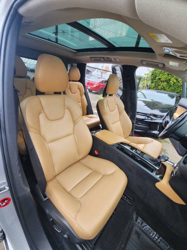 2016 Volvo XC90 T6 Momentum