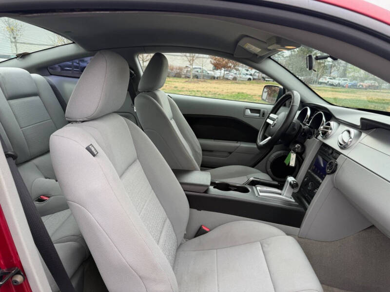 2005 Ford Mustang V6 Deluxe