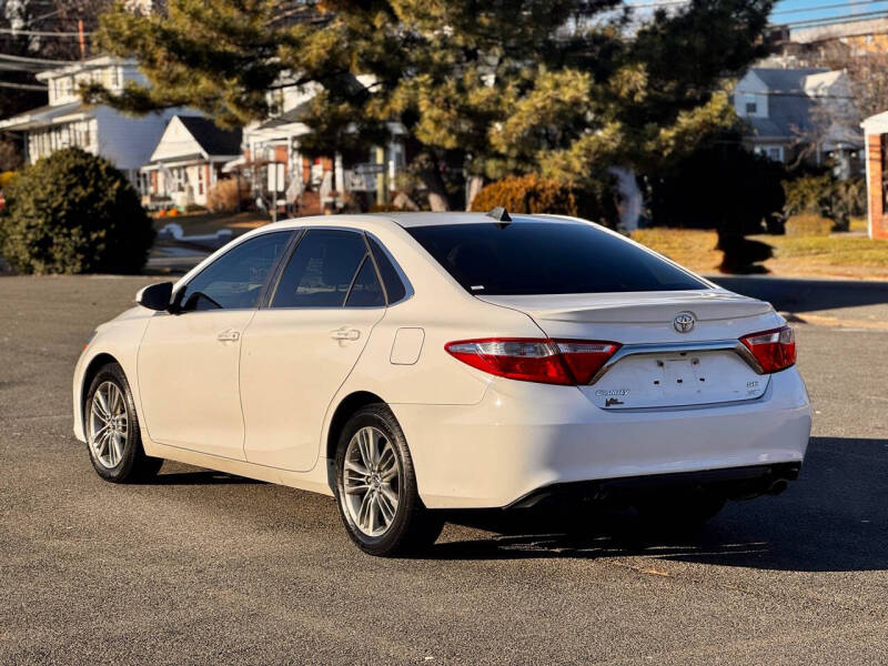 2015 Toyota Camry SE photo 6