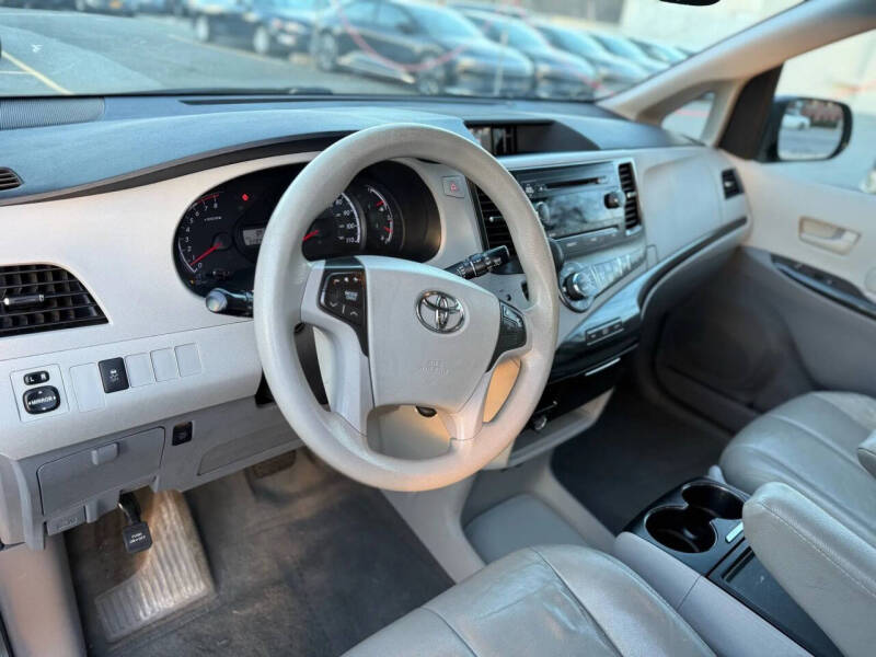 2014 Toyota Sienna LE 7-Passenger